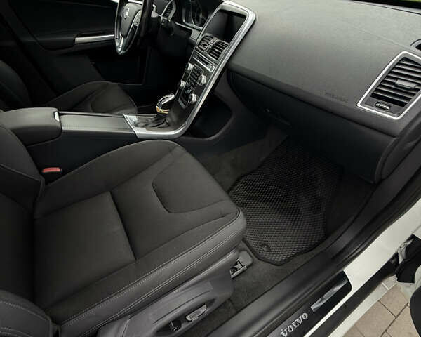 Белый Вольво ХС60, объемом двигателя 2.5 л и пробегом 145 тыс. км за 14999 $, фото 19 на Automoto.ua