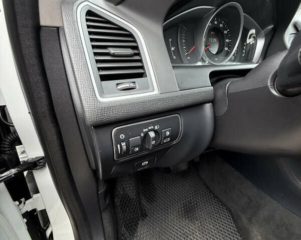 Белый Вольво ХС60, объемом двигателя 2.5 л и пробегом 145 тыс. км за 14999 $, фото 16 на Automoto.ua