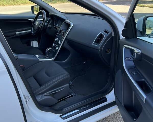 Белый Вольво ХС60, объемом двигателя 1.98 л и пробегом 161 тыс. км за 20000 $, фото 8 на Automoto.ua