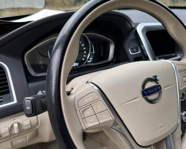 Вольво ХС60 2015 в Самборе на Automoto.ua Белый Вольво ХС60, объемом двигателя 2 л и пробегом 179 тыс. км за 13900 $, фото 25 на Automoto.ua