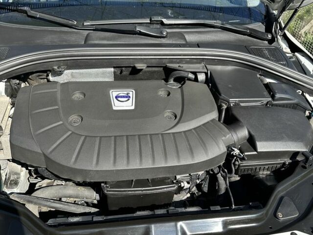 Белый Вольво ХС60, объемом двигателя 2 л и пробегом 188 тыс. км за 21650 $, фото 2 на Automoto.ua