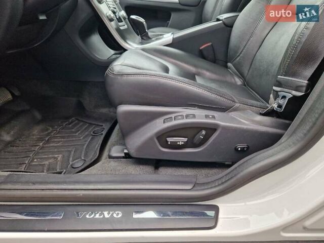 Білий Вольво ХС60, об'ємом двигуна 2 л та пробігом 145 тис. км за 13700 $, фото 12 на Automoto.ua