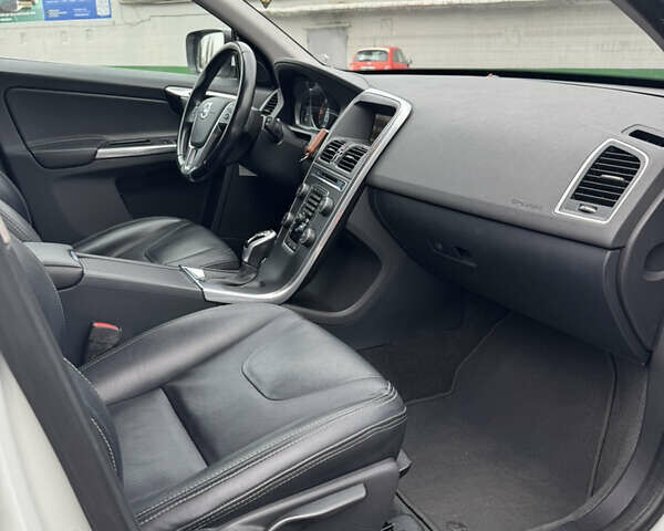 Белый Вольво ХС60, объемом двигателя 2 л и пробегом 144 тыс. км за 17000 $, фото 4 на Automoto.ua