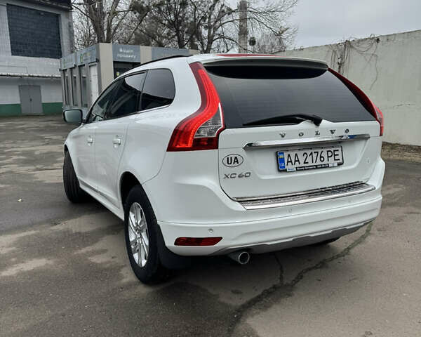 Белый Вольво ХС60, объемом двигателя 2 л и пробегом 144 тыс. км за 17000 $, фото 2 на Automoto.ua