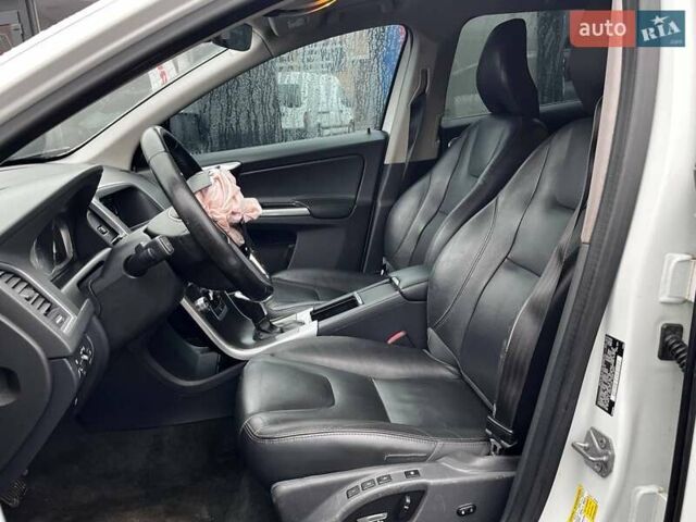 Белый Вольво ХС60, объемом двигателя 2 л и пробегом 248 тыс. км за 11500 $, фото 6 на Automoto.ua