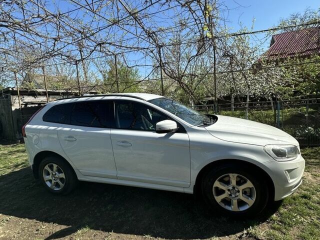 Белый Вольво ХС60, объемом двигателя 2 л и пробегом 188 тыс. км за 21650 $, фото 3 на Automoto.ua