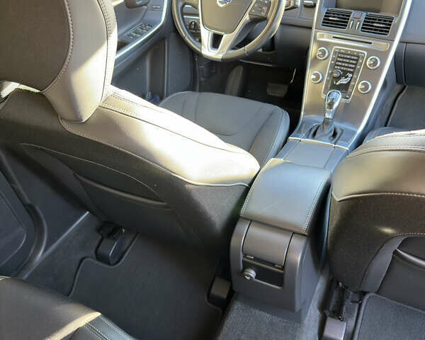 Білий Вольво ХС60, об'ємом двигуна 2 л та пробігом 247 тис. км за 19500 $, фото 4 на Automoto.ua