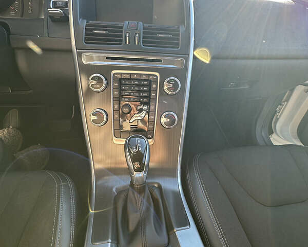 Білий Вольво ХС60, об'ємом двигуна 2 л та пробігом 247 тис. км за 19500 $, фото 7 на Automoto.ua