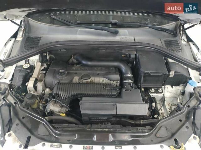 Белый Вольво ХС60, объемом двигателя 2.5 л и пробегом 175 тыс. км за 2900 $, фото 11 на Automoto.ua