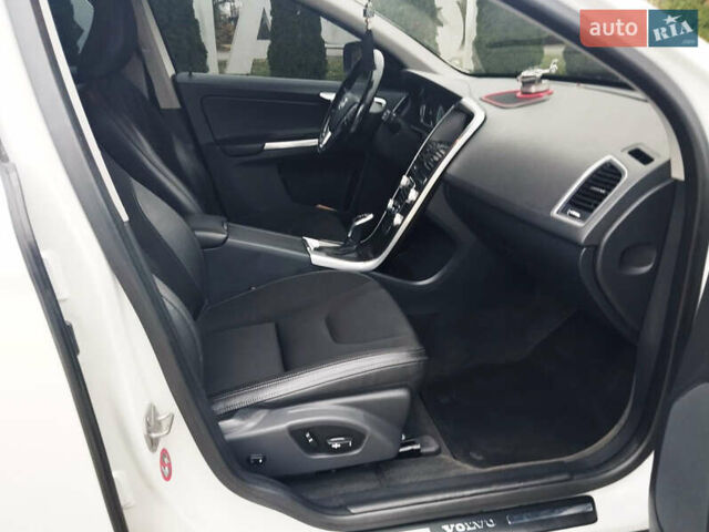 Белый Вольво ХС60, объемом двигателя 2 л и пробегом 279 тыс. км за 13700 $, фото 16 на Automoto.ua