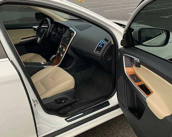 Білий Вольво ХС60, об'ємом двигуна 1.97 л та пробігом 124 тис. км за 14000 $, фото 16 на Automoto.ua