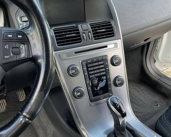 Белый Вольво ХС60, объемом двигателя 2 л и пробегом 300 тыс. км за 25500 $, фото 3 на Automoto.ua
