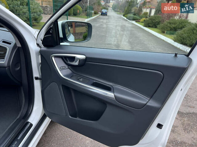 Білий Вольво ХС60, об'ємом двигуна 2 л та пробігом 200 тис. км за 14250 $, фото 41 на Automoto.ua