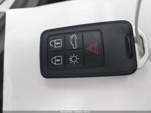 Білий Вольво ХС60, об'ємом двигуна 3 л та пробігом 100 тис. км за 3300 $, фото 7 на Automoto.ua