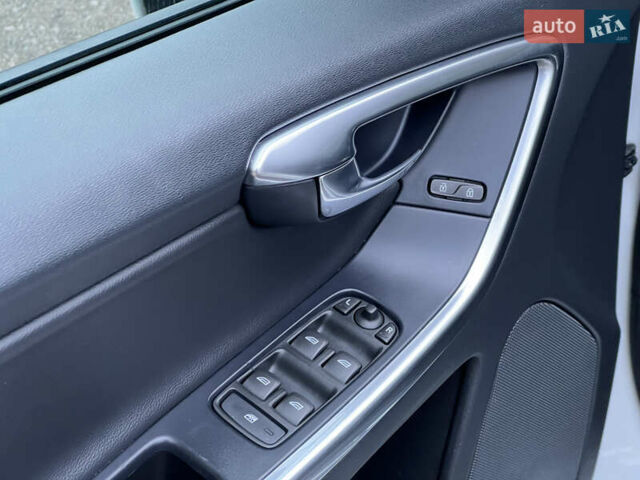 Білий Вольво ХС60, об'ємом двигуна 2 л та пробігом 200 тис. км за 14250 $, фото 17 на Automoto.ua