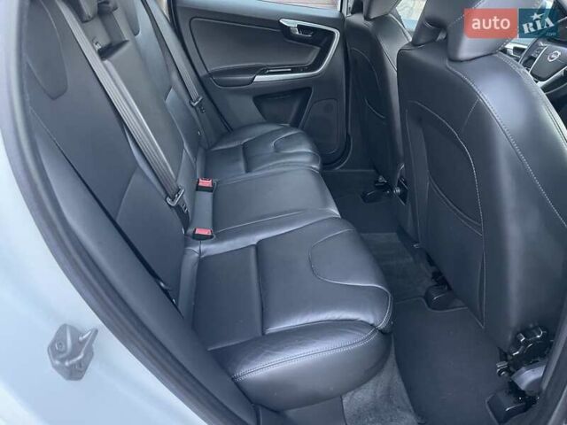 Белый Вольво ХС60, объемом двигателя 2.4 л и пробегом 270 тыс. км за 22650 $, фото 2 на Automoto.ua