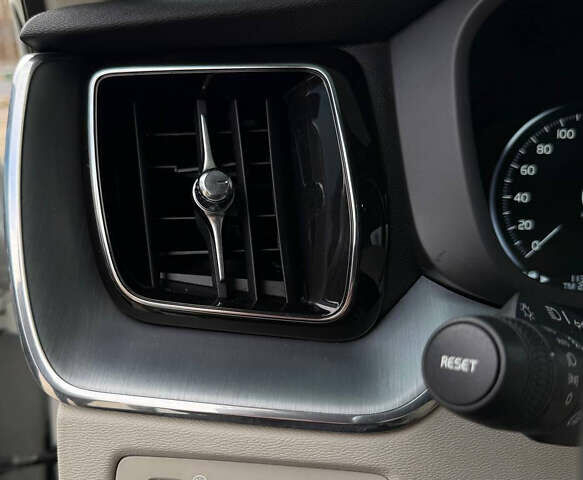 Белый Вольво ХС60, объемом двигателя 1.97 л и пробегом 113 тыс. км за 22199 $, фото 32 на Automoto.ua