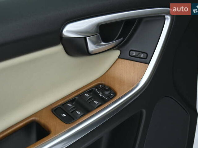 Белый Вольво ХС60, объемом двигателя 1.97 л и пробегом 139 тыс. км за 18400 $, фото 15 на Automoto.ua