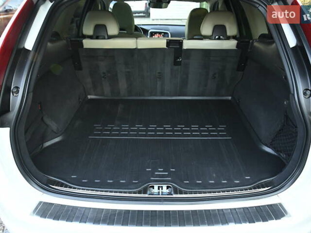 Белый Вольво ХС60, объемом двигателя 1.97 л и пробегом 139 тыс. км за 18600 $, фото 45 на Automoto.ua