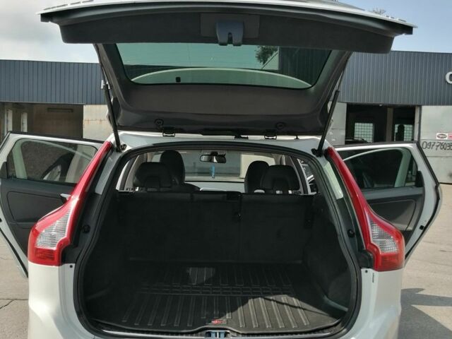 Белый Вольво ХС60, объемом двигателя 2 л и пробегом 395 тыс. км за 13500 $, фото 3 на Automoto.ua