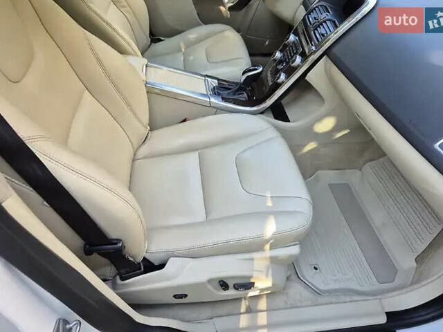 Белый Вольво ХС60, объемом двигателя 2 л и пробегом 95 тыс. км за 13000 $, фото 6 на Automoto.ua