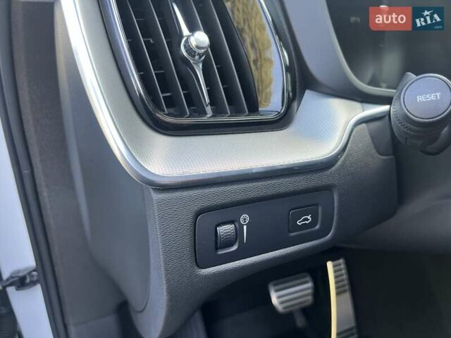 Белый Вольво ХС60, объемом двигателя 2 л и пробегом 330 тыс. км за 25900 $, фото 32 на Automoto.ua