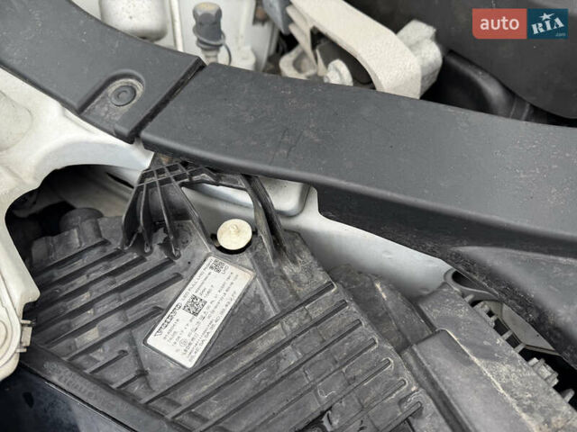 Білий Вольво ХС60, об'ємом двигуна 2 л та пробігом 297 тис. км за 27400 $, фото 42 на Automoto.ua