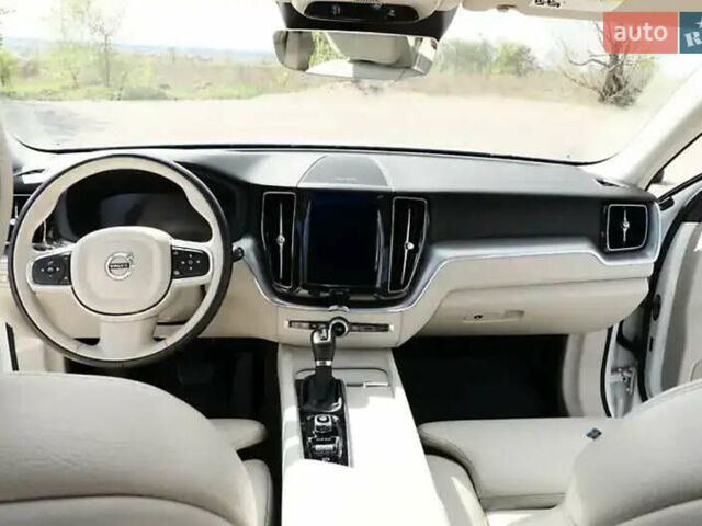 Белый Вольво ХС60, объемом двигателя 1.97 л и пробегом 98 тыс. км за 32900 $, фото 2 на Automoto.ua