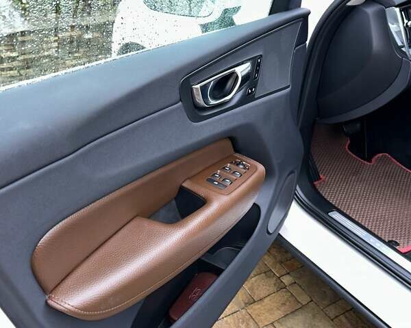 Белый Вольво ХС60, объемом двигателя 1.97 л и пробегом 118 тыс. км за 26500 $, фото 4 на Automoto.ua