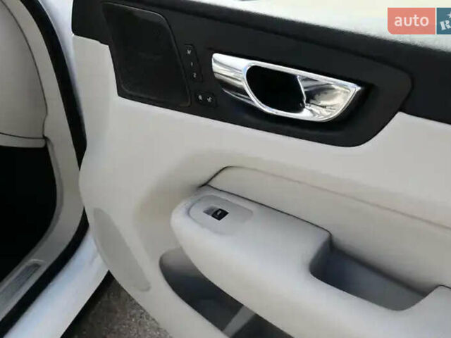 Белый Вольво ХС60, объемом двигателя 1.97 л и пробегом 98 тыс. км за 32900 $, фото 1 на Automoto.ua