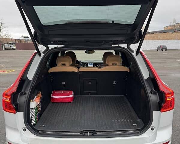 Белый Вольво ХС60, объемом двигателя 1.97 л и пробегом 64 тыс. км за 52000 $, фото 6 на Automoto.ua