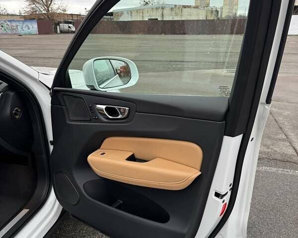 Белый Вольво ХС60, объемом двигателя 1.97 л и пробегом 64 тыс. км за 52000 $, фото 5 на Automoto.ua