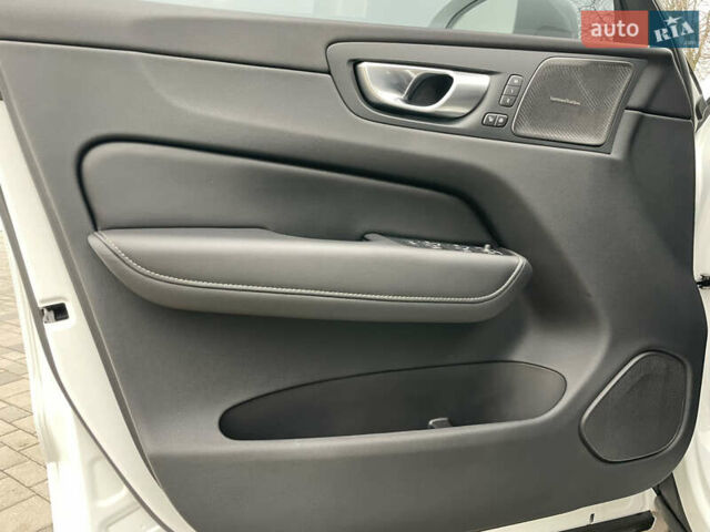 Белый Вольво ХС60, объемом двигателя 2 л и пробегом 15 тыс. км за 66000 $, фото 42 на Automoto.ua