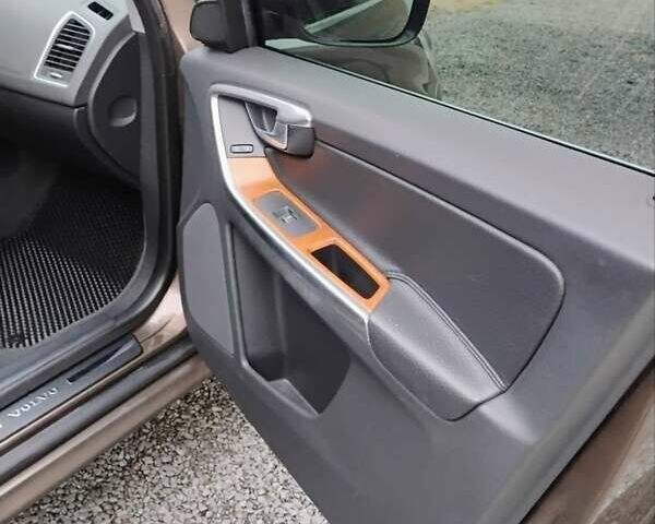 Бежевый Вольво ХС60, объемом двигателя 2.4 л и пробегом 288 тыс. км за 19000 $, фото 7 на Automoto.ua