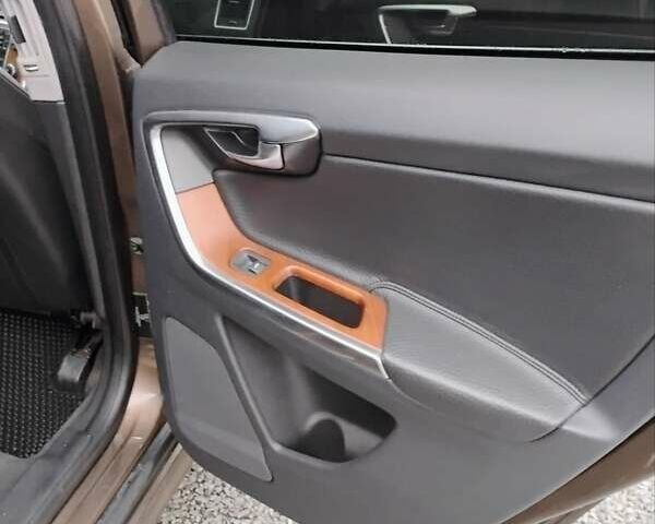 Бежевый Вольво ХС60, объемом двигателя 2.4 л и пробегом 288 тыс. км за 19000 $, фото 5 на Automoto.ua