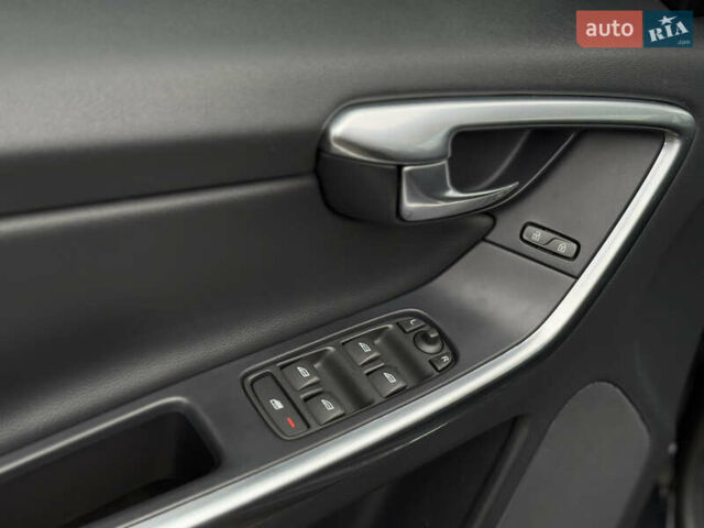 Чорний Вольво ХС60, об'ємом двигуна 2 л та пробігом 280 тис. км за 13500 $, фото 26 на Automoto.ua