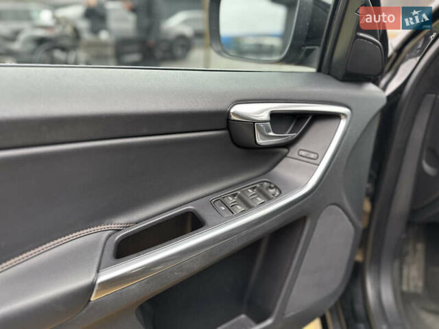 Черный Вольво ХС60, объемом двигателя 2 л и пробегом 264 тыс. км за 10900 $, фото 10 на Automoto.ua