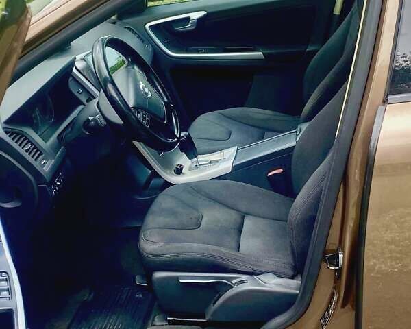 Коричневий Вольво ХС60, об'ємом двигуна 2.4 л та пробігом 325 тис. км за 10999 $, фото 8 на Automoto.ua