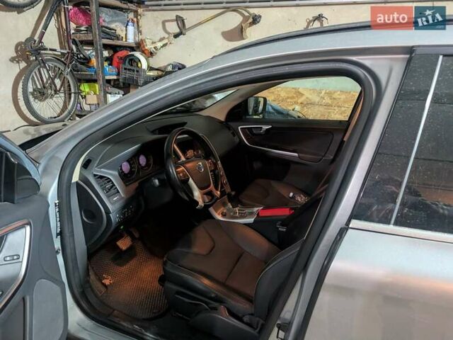 Серый Вольво ХС60, объемом двигателя 2.4 л и пробегом 230 тыс. км за 11000 $, фото 1 на Automoto.ua