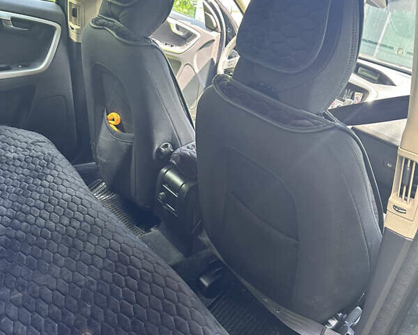 Серый Вольво ХС60, объемом двигателя 2.4 л и пробегом 329 тыс. км за 9800 $, фото 13 на Automoto.ua