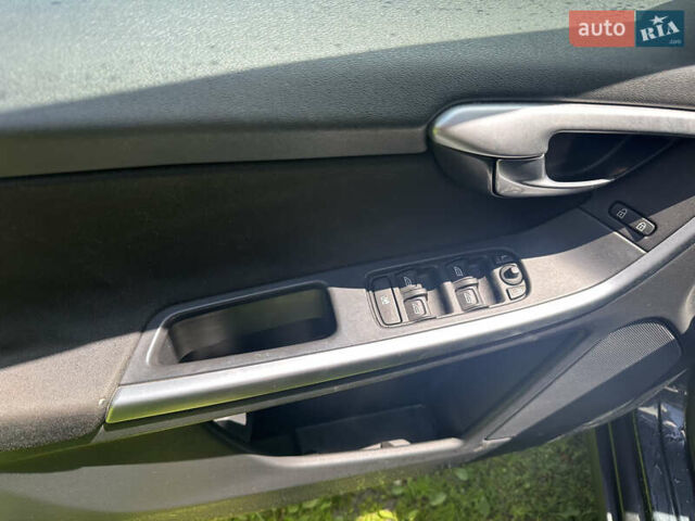 Серый Вольво ХС60, объемом двигателя 2.4 л и пробегом 329 тыс. км за 9800 $, фото 11 на Automoto.ua