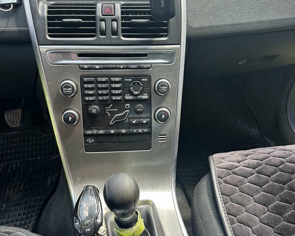 Серый Вольво ХС60, объемом двигателя 2.4 л и пробегом 329 тыс. км за 9800 $, фото 6 на Automoto.ua