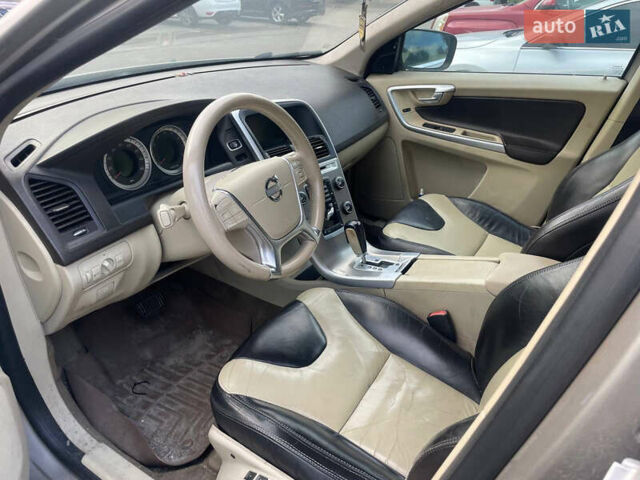 Серый Вольво ХС60, объемом двигателя 3.19 л и пробегом 190 тыс. км за 9999 $, фото 3 на Automoto.ua