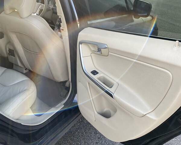 Серый Вольво ХС60, объемом двигателя 3.2 л и пробегом 141 тыс. км за 10500 $, фото 16 на Automoto.ua