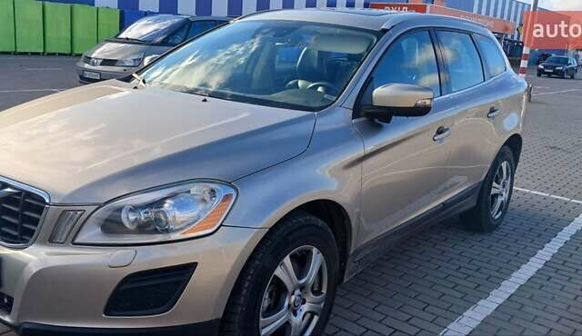 Серый Вольво ХС60, объемом двигателя 2.4 л и пробегом 285 тыс. км за 14950 $, фото 1 на Automoto.ua