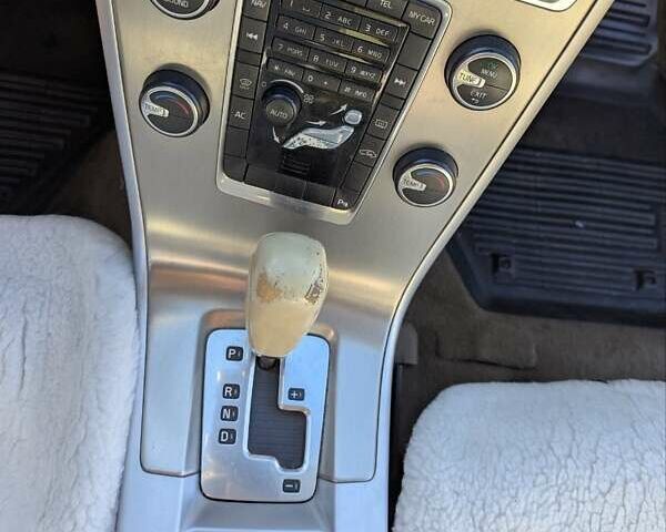 Серый Вольво ХС60, объемом двигателя 2 л и пробегом 300 тыс. км за 11500 $, фото 9 на Automoto.ua