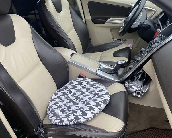 Серый Вольво ХС60, объемом двигателя 2.95 л и пробегом 243 тыс. км за 15000 $, фото 19 на Automoto.ua