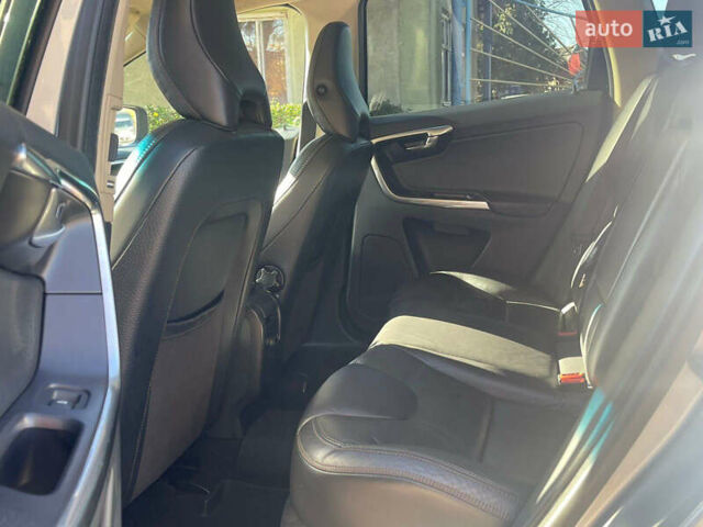 Серый Вольво ХС60, объемом двигателя 2.4 л и пробегом 310 тыс. км за 13500 $, фото 3 на Automoto.ua