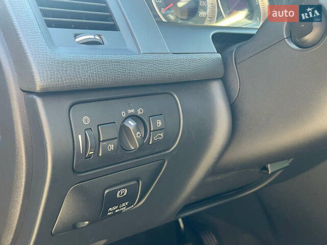 Серый Вольво ХС60, объемом двигателя 2.4 л и пробегом 310 тыс. км за 13500 $, фото 4 на Automoto.ua