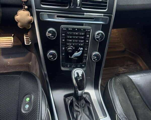 Вольво ХС60 2014 в Полонном на Automoto.ua Серый Вольво ХС60, объемом двигателя 2.4 л и пробегом 319 тыс. км за 16344 $, фото 4 на Automoto.ua